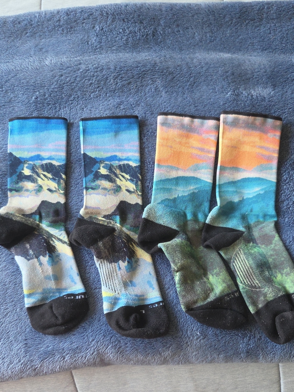 Feetures Light Cushion Mini Crew Socks